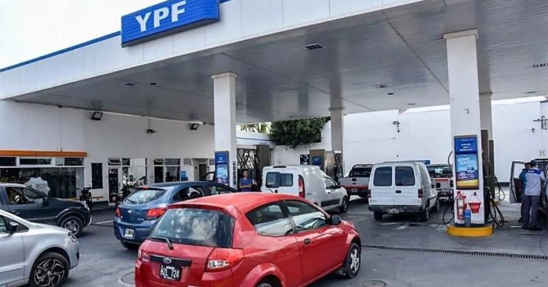 Comenzoacute a aplicarse la tasa vial en surtidores de YPF y subioacute la nafta 