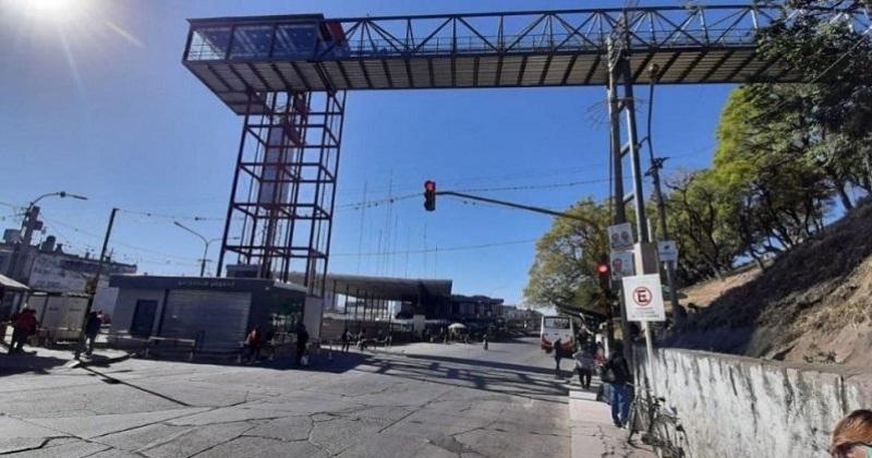 Un hombre fue embestido por un colectivo en una parada