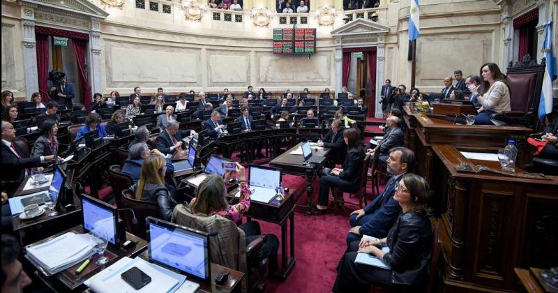 Los senadores santacrucentildeos ponen en jaque al Gobierno con el quoacuterum