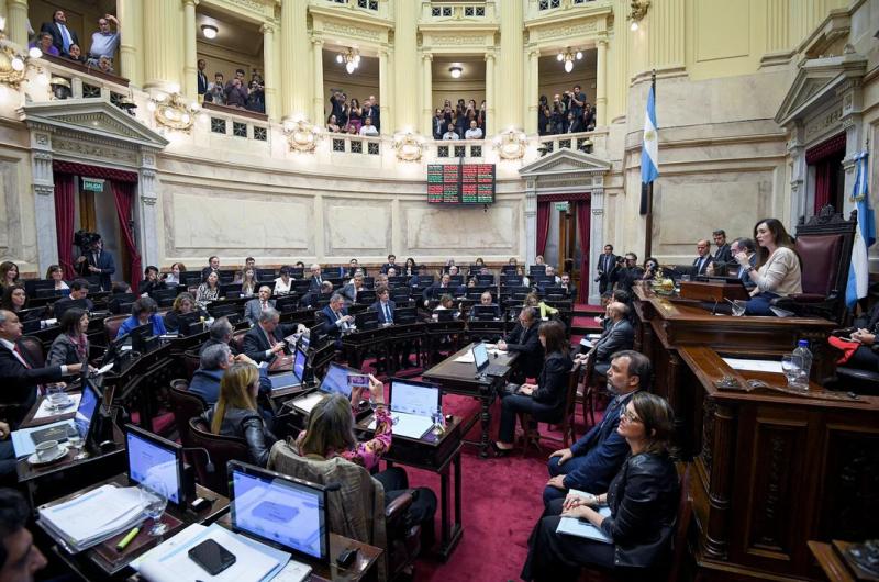 Los senadores santacrucentildeos ponen en jaque al Gobierno con el quoacuterum