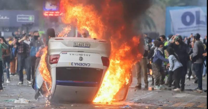 Represioacuten violencia y decenas de detenidos fuera del Congreso 