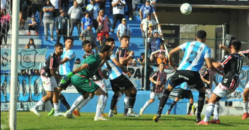 Gimnasia terminoacute con 9 hombres en la derrota ante Chacarita