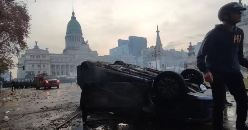 Represioacuten violencia y decenas de detenidos fuera del Congreso 