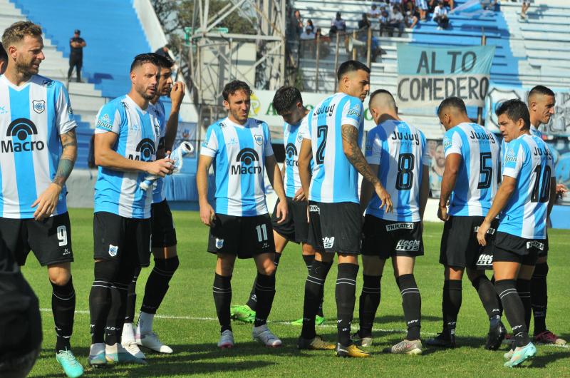 Gimnasia terminoacute con 9 hombres en la derrota ante Chacarita