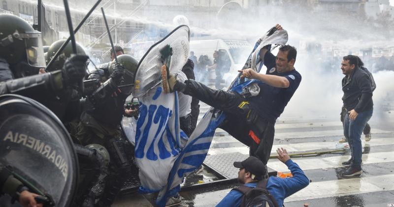 Represioacuten violencia y decenas de detenidos fuera del Congreso 