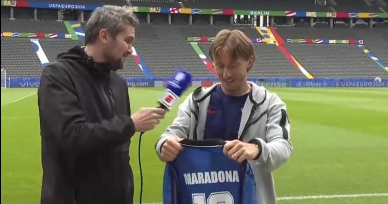 Modric se emocionoacute al recibir de regalo una camiseta de Maradona
