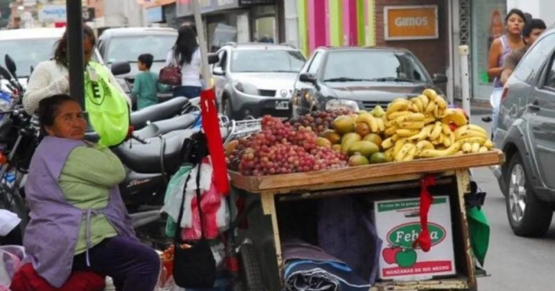 Por la crisis econoacutemica crecioacute la venta informal