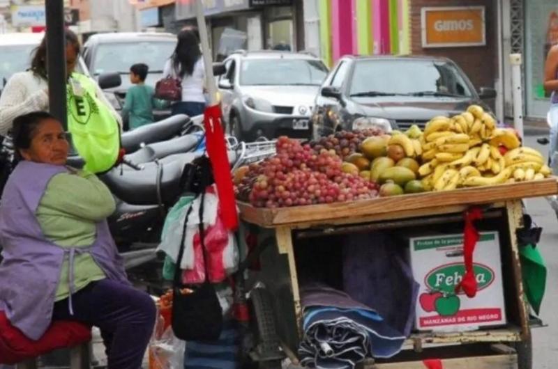 Por la crisis econoacutemica crecioacute la venta informal