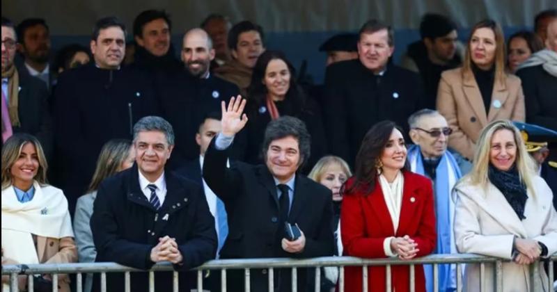 Milei y su gabinete en el desfile por el Diacutea de la Independencia