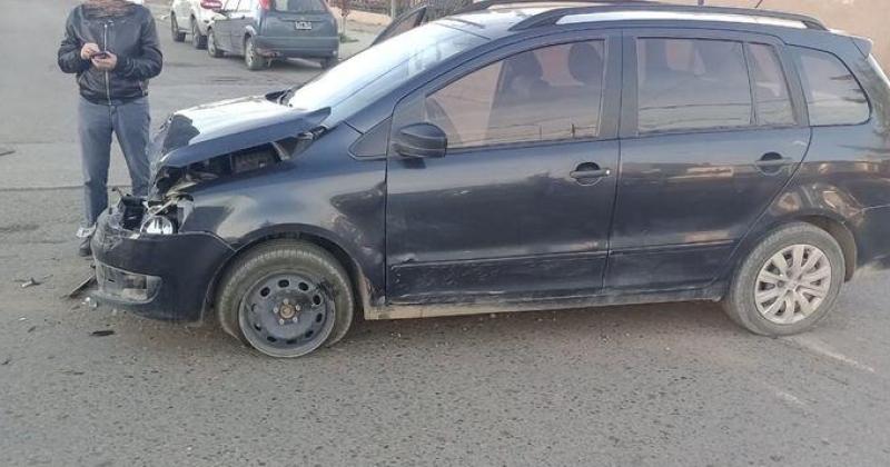 Embistioacute a un motociclista se fugoacute y lo encontraron sacando ropa del paragolpes