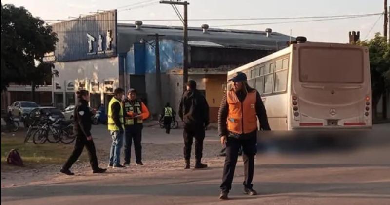 Un motociclista murioacute tras ser embestido por un colectivo