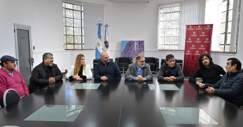 El Intendente recibioacute a los artistas que se presentaraacuten 