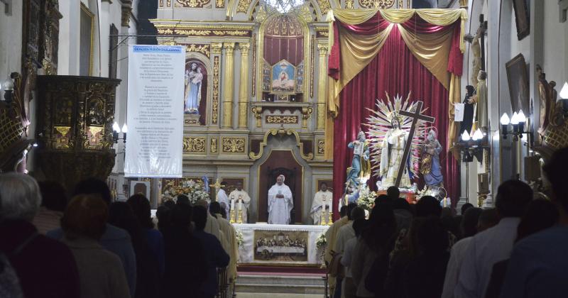 El Obispo concelebroacute junto a los sacerdotes la Misa Pontificial