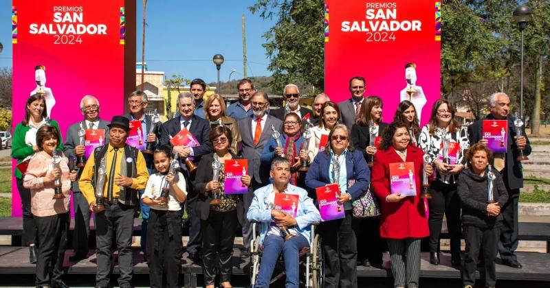 Carlos Sadir y Rauacutel Jorge acompantildearon entrega de los premios San Salvador