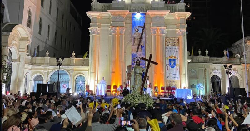 Masiva manifestacioacuten de fe al Santiacutesimo Salvador