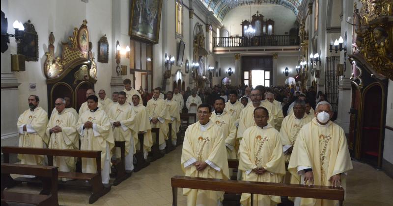 El Obispo concelebroacute junto a los sacerdotes la Misa Pontificial