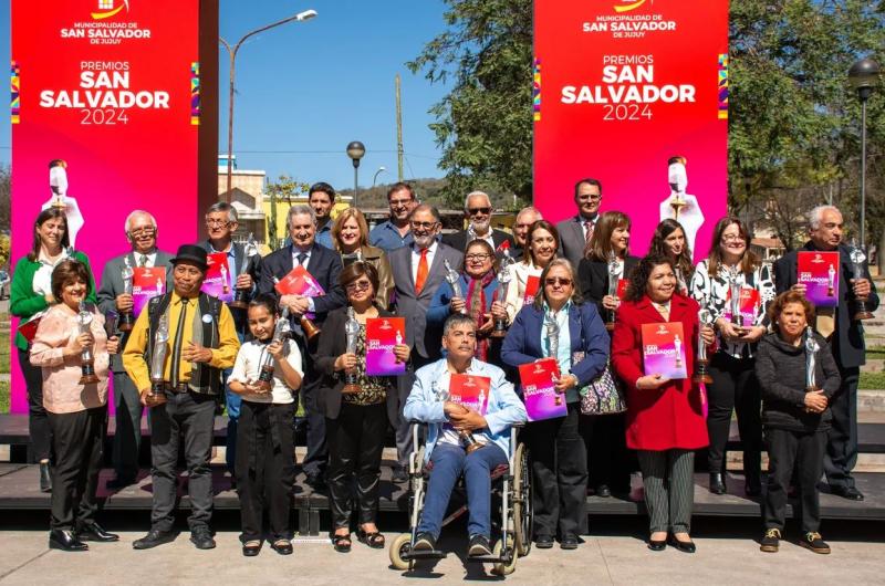 Carlos Sadir y Rauacutel Jorge acompantildearon entrega de los premios San Salvador