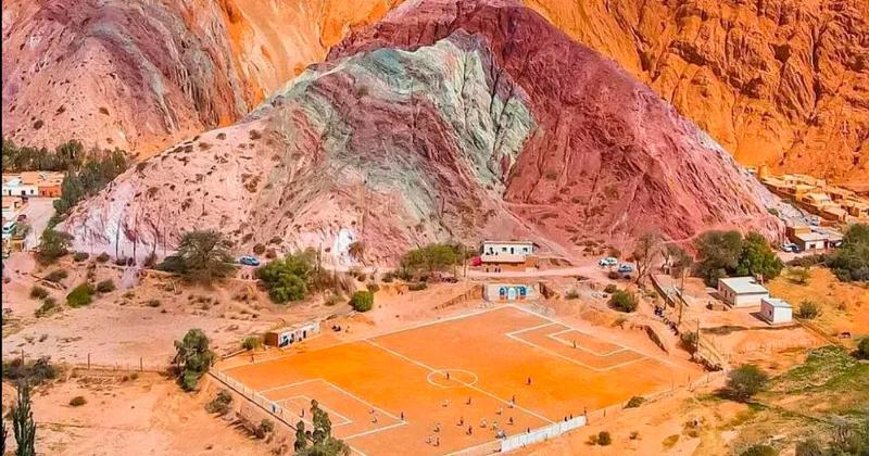 Cancha de Siete Colores entre las maacutes increiacutebles del mundo