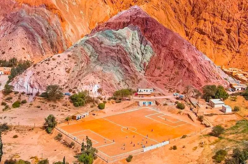 Cancha de Siete Colores entre las maacutes increiacutebles del mundo