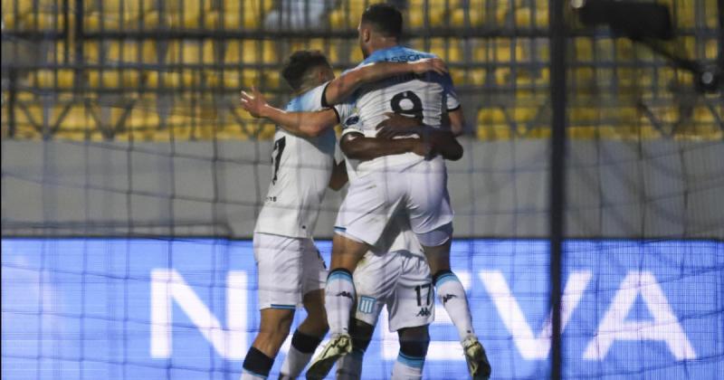 Racing le ganoacute a Huachipato y quedoacute a un paso de los cuartos de final