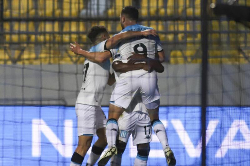 Racing le ganoacute a Huachipato y quedoacute a un paso de los cuartos de final