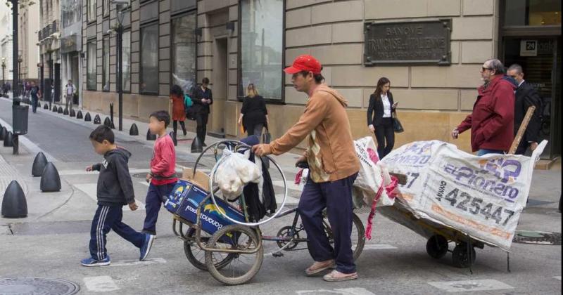 El 63-en-porciento- de los nintildeos y adolescentes viven en la pobreza en la Argentina