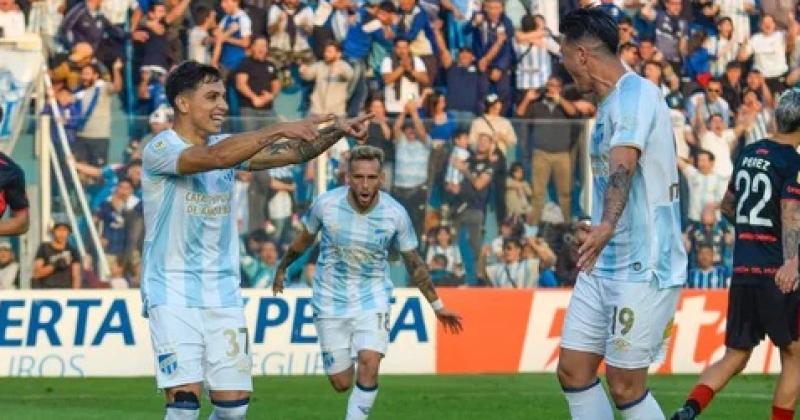 Atleacutetico Tucumaacuten vencioacute a Estudiantes  y  es puntero