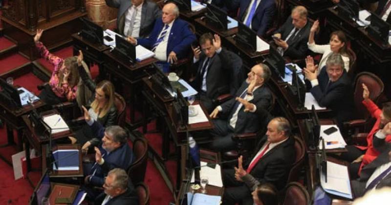 El Senado se aumentoacute las dietas 65-en-porciento- y pasaraacuten a cobrar  9 millones