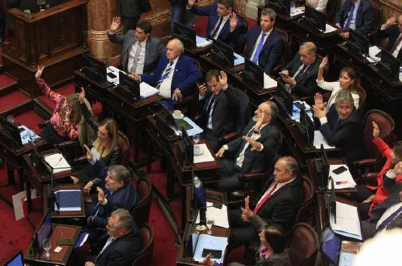 El Senado se aumentoacute las dietas 65-en-porciento- y pasaraacuten a cobrar  9 millones