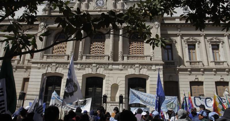 La oferta salarial del Ejecutivo generoacute disgusto en gremios y trabajadores