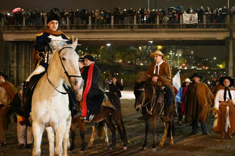 Miles de jujentildeos recrearon la gesta heroica del Eacutexodo