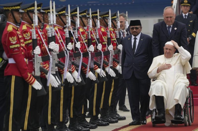 El Papa inicioacute su odisea en Asia con una escala en Indonesia 