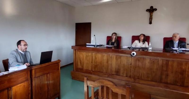 Abusoacute por antildeos de sus hijastras y fue condenado a 14 antildeos de prisioacuten