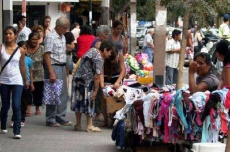 Aumento del comercio informal en la Tacita de Plata de la mano de la pobreza