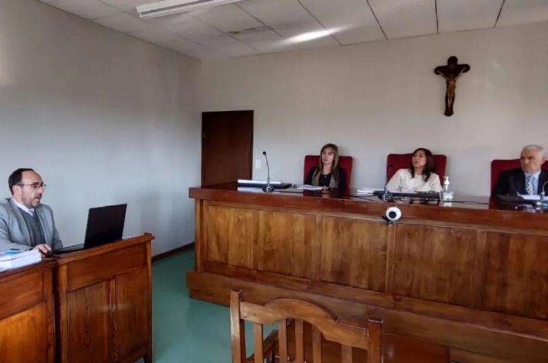 Abusoacute por antildeos de sus hijastras y fue condenado a 14 antildeos de prisioacuten