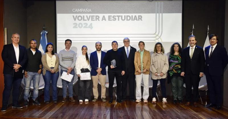 Atletas  unidos por la educacioacuten- Volver a Estudiar 2024