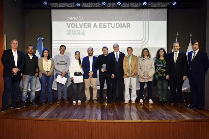 Atletas  unidos por la educacioacuten- Volver a Estudiar 2024