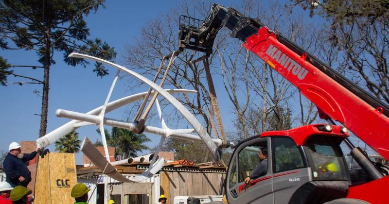  Llegaron las piezas que componen latorre de energiacutea eoacutelica del Lola Mora