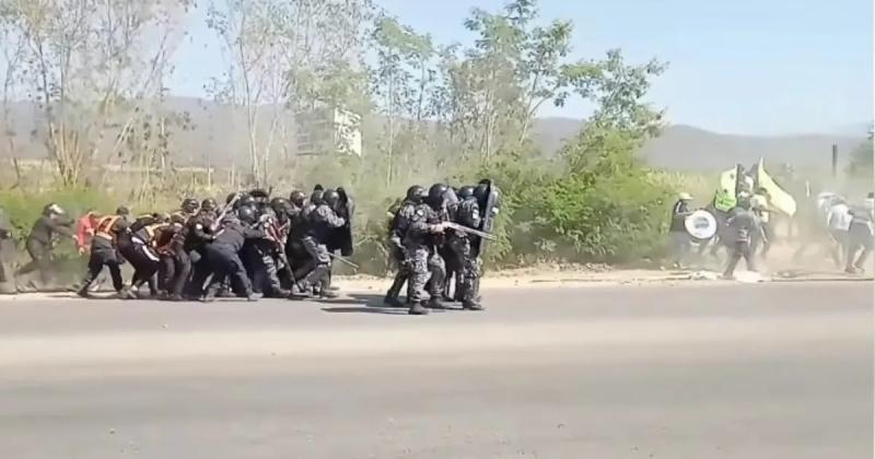 Violento enfrentamiento entre policiacuteas y manifestantes de la UOCRA 