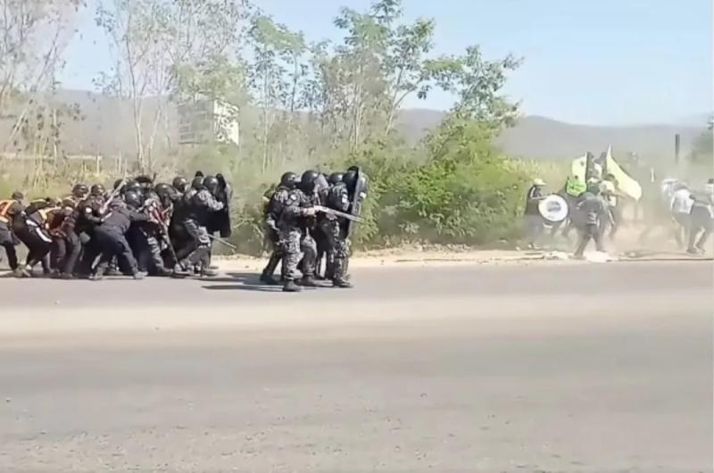 Violento enfrentamiento entre policiacuteas y manifestantes de la UOCRA 