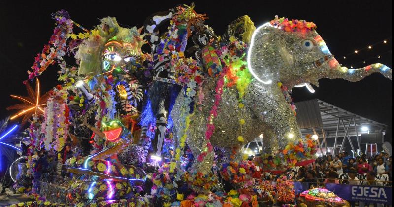  Las carrozas brillaron en el segundo desfile en Ciudad Cutltural