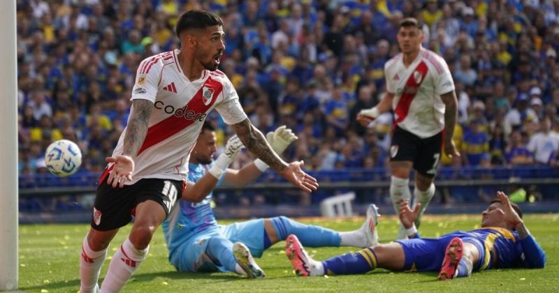 Con poleacutemica River le ganoacute a Boca en una nueva edicioacuten del Superclaacutesico