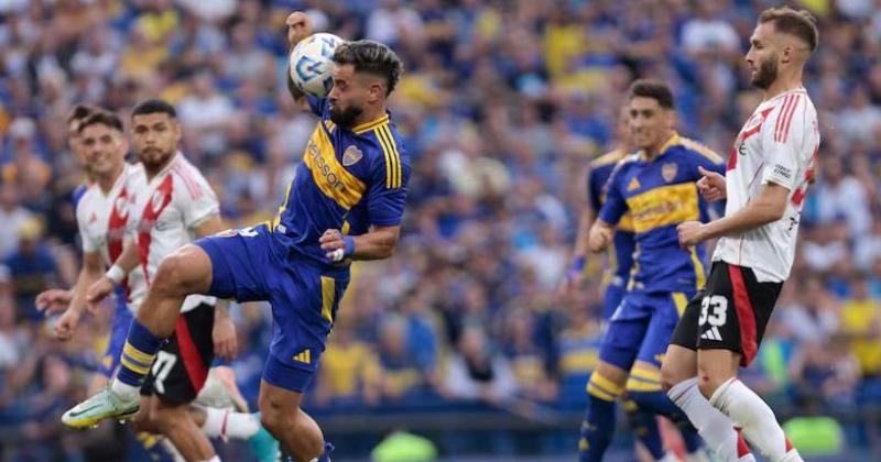 Con poleacutemica River le ganoacute a Boca en una nueva edicioacuten del Superclaacutesico