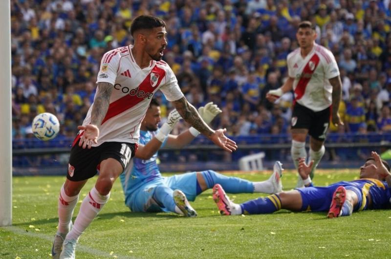 Con poleacutemica River le ganoacute a Boca en una nueva edicioacuten del Superclaacutesico