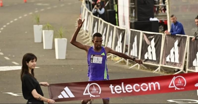  Bethwell Yegon se quedoacute con el triunfo en el Maratoacuten de Buenos Aires