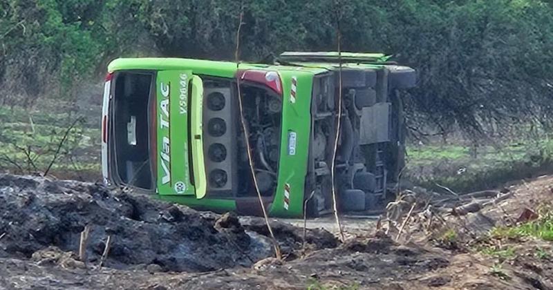 Tragedia en Jujuy- volcoacute un micro de larga distancia y murieron cuatro personas