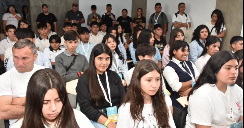 Con gran participacioacuten de estudiantes inicioacute el 40ordm Congreso Nacional de la Juventud