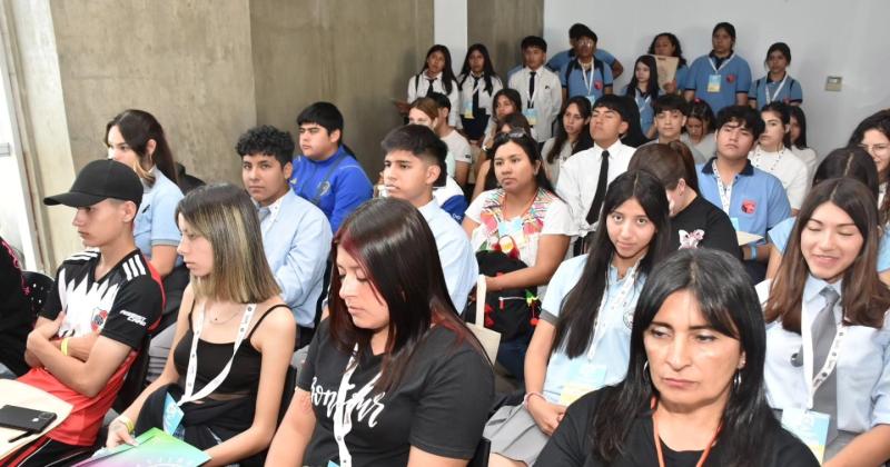 Con gran participacioacuten de estudiantes inicioacute el 40ordm Congreso Nacional de la Juventud