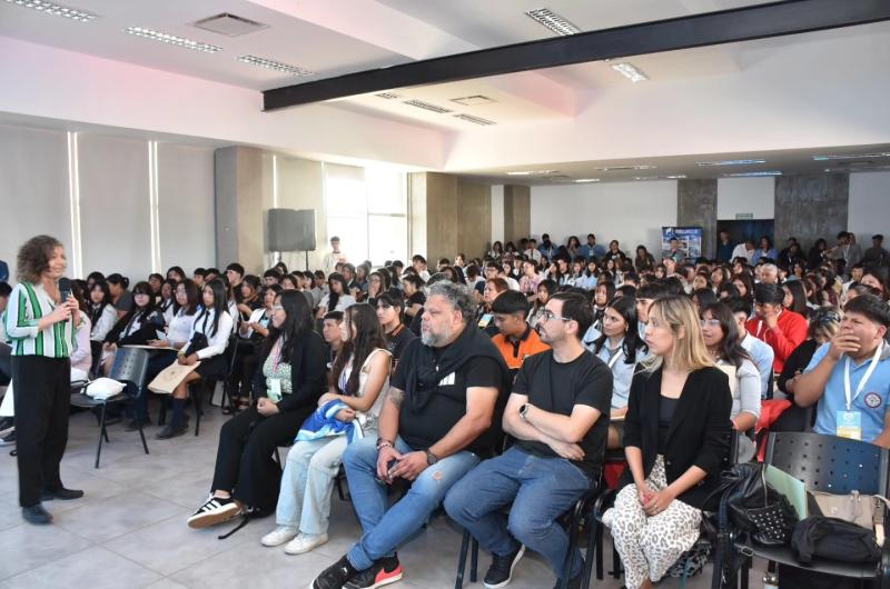 Con gran participacioacuten de estudiantes inicioacute el 40ordm Congreso Nacional de la Juventud