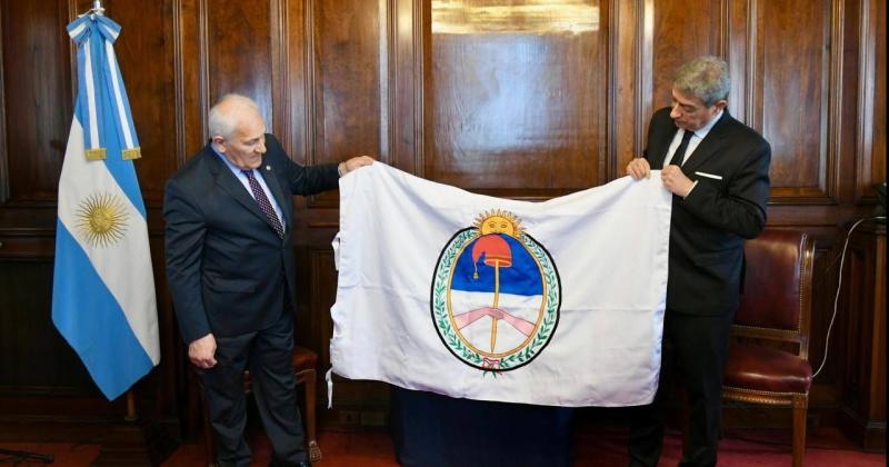 Donaron Bandera a la Corte de Justicia